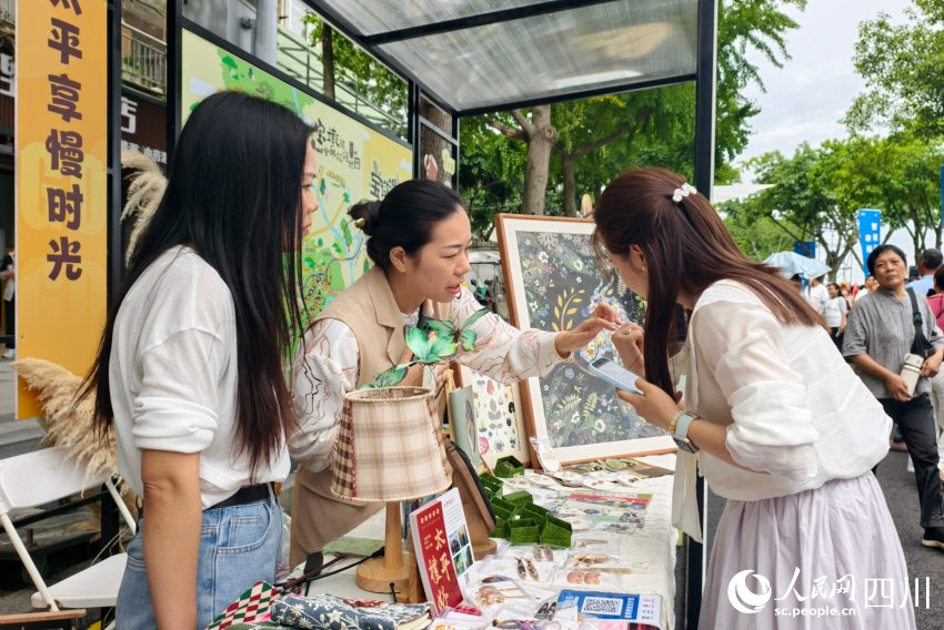 “天府好物”水岸市集热闹开市。人民网 赵祖乐摄