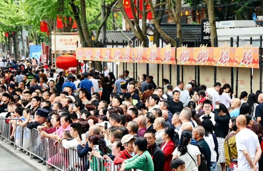 市民游客热情观赛。新津区委宣传部供图