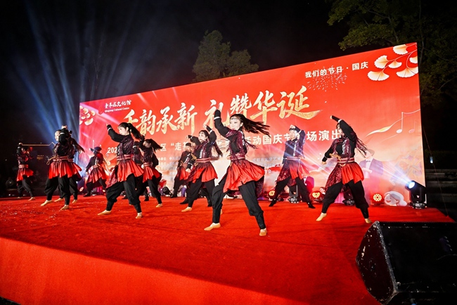 2026年成都市青羊區“走基層”文化惠民活動國慶節演出。活動方供圖