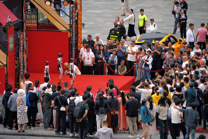 “首发春熙·潮GO锦街”在成都春熙路启幕。锦江区委宣传部供图