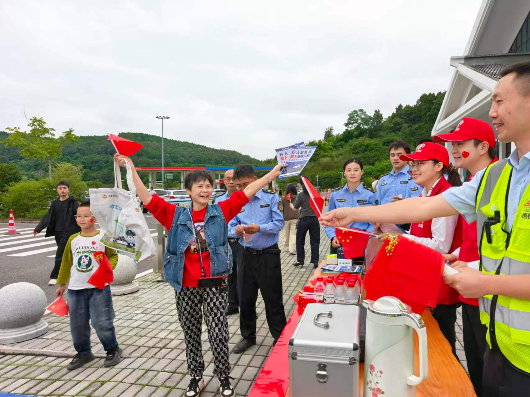 國慶中秋期間，德遂高速迎來車流高峰。景志強攝