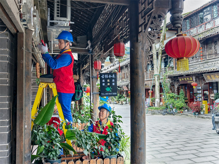 国网成都供电公司工作人员在崇州市街子古镇对古镇街边商铺表开展巡视检查。刘通摄