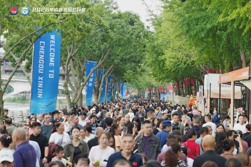 2026年成都赛艇公开赛两岸市集。新津区委宣传部供图