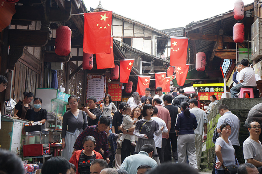 游客在恩陽古鎮游玩。李發興攝