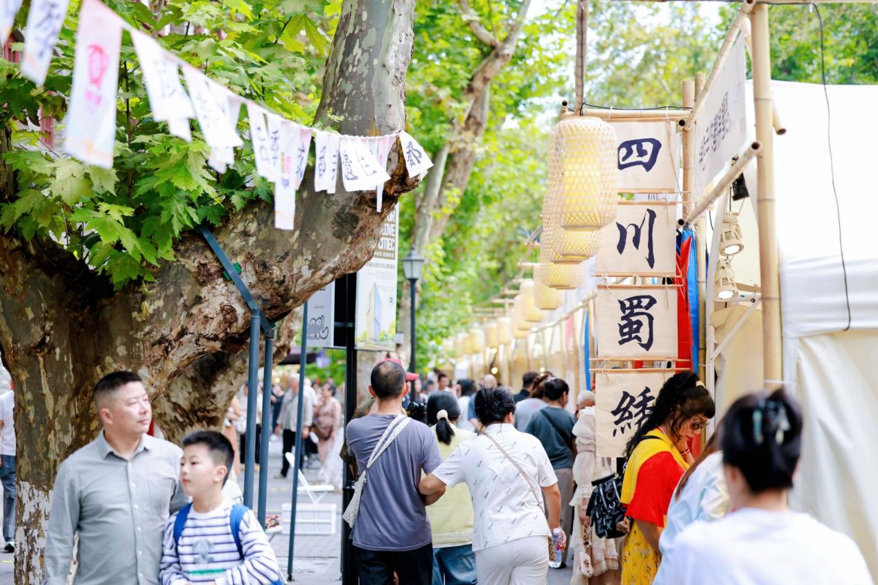 市民游客逛市集、看展覽、觀演出、做手作，一站式感受傳統文化魅力。活動方供圖