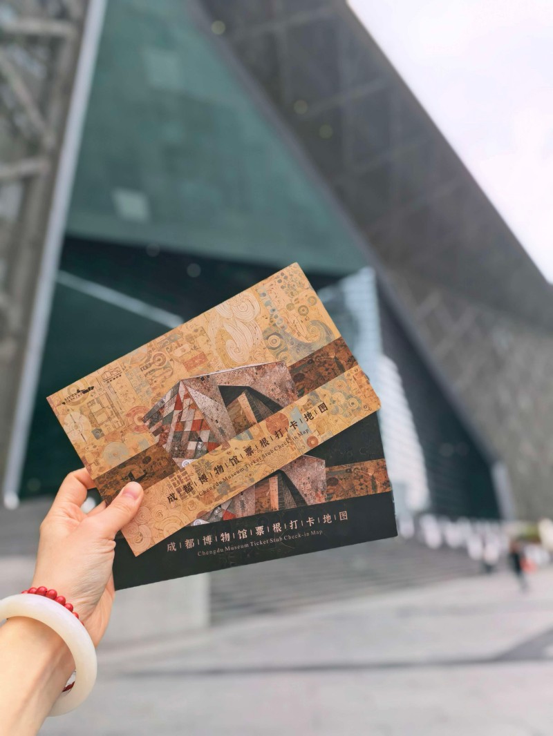 游客拿著成都博物館票根打卡地圖准備逛博物館。黃成薇供圖