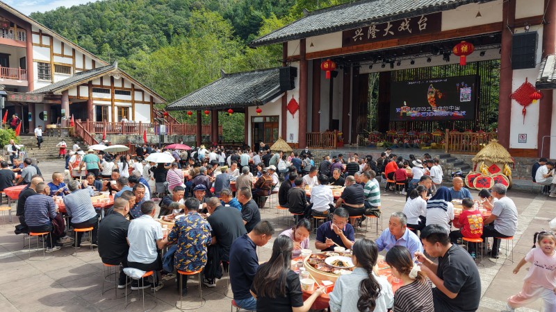 特色壩壩宴。張文良供圖