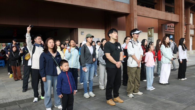 高鐵站游客集體背誦《蜀道難》。劍閣縣融媒體中心供圖