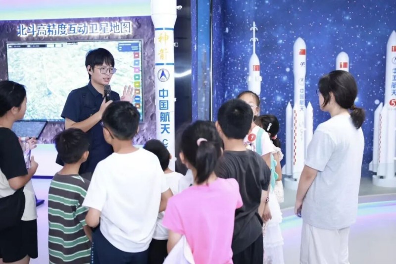 孩子們在北斗應用科技館感受航天魅力。四川天府新區融媒體中心供圖