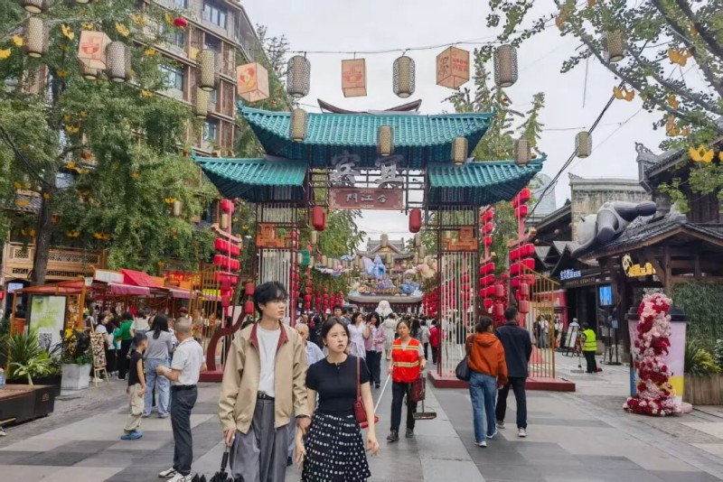 合江門的游客。翠屏區融媒體中心供圖