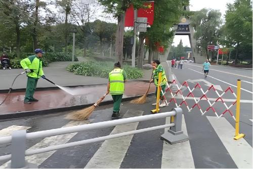 环卫工人对城市道路进行冲洗。成都城管委供图