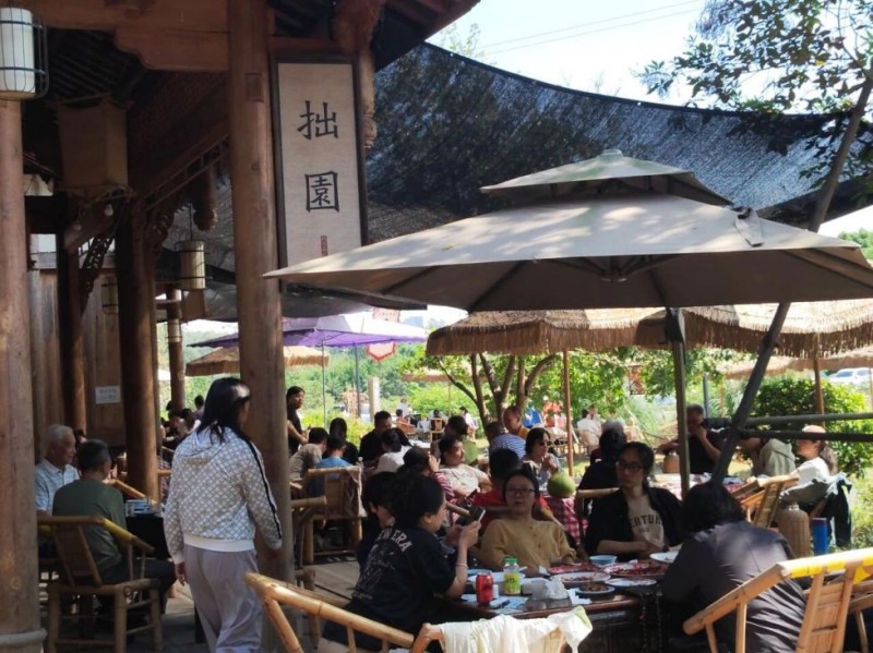 市民在官塘喝茶聊天。四川天府新區融媒體中心供圖