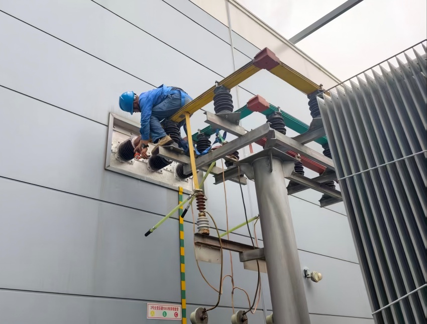 检修作业现场。宜宾远能电业集团供图