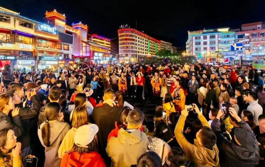 甘孜州康定市，夜色裡人潮如織。甘孜州文化廣播電視和旅游局供圖 