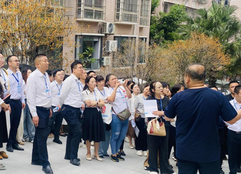 與會人員實地觀摩學習社區基層治理成效。岳城街道供圖