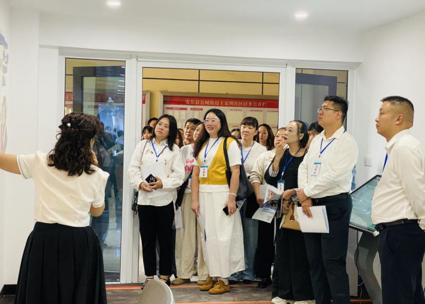與會人員實地觀摩學習社區基層治理成效。岳城街道供圖