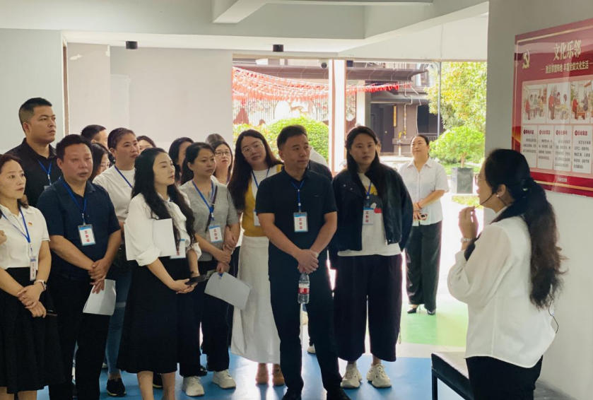 與會人員實地觀摩學習社區基層治理成效。岳城街道供圖