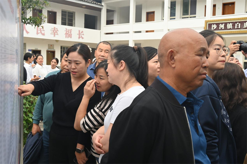 群众现场查看展板上的惠民惠农补贴资金公示。朝天区融媒体中心供图