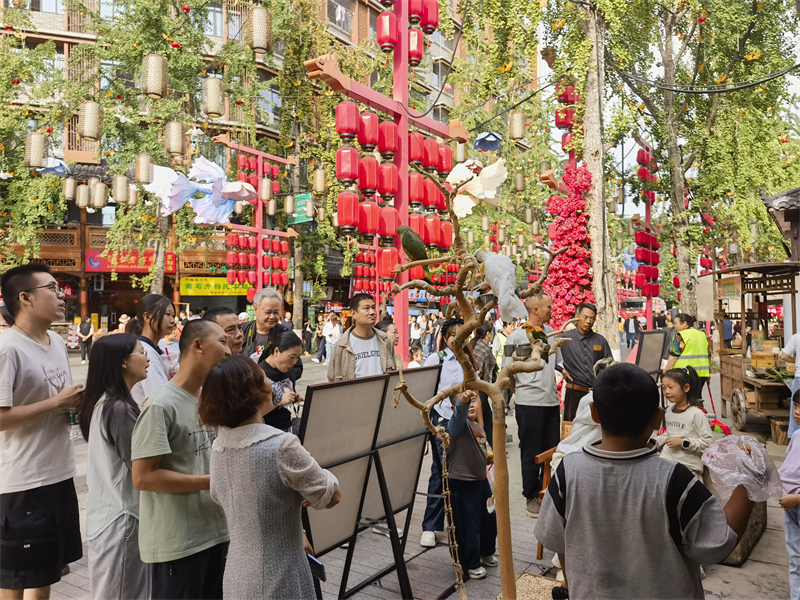 冠英古街人气旺。秦旭摄