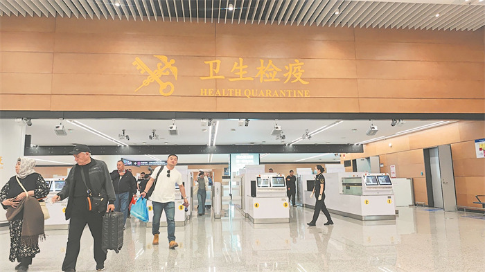 游客从容入境。吴茜摄