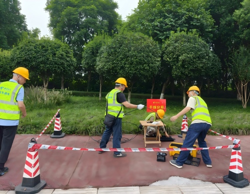 工程師在峨眉山開展網絡測試。四川電信供圖