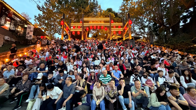 游客在街子古鎮看文藝表演。崇州市融媒體中心供圖