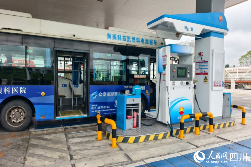 氫能公交車在加氫站加氫。人民網 趙祖樂攝