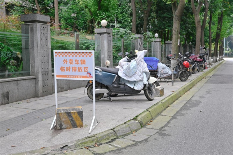外賣車輛臨時停放點。青羊供圖