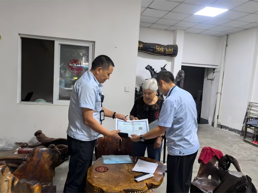 上門為零售客戶辦理許可証服務。成都市雙流區煙草專賣局供圖