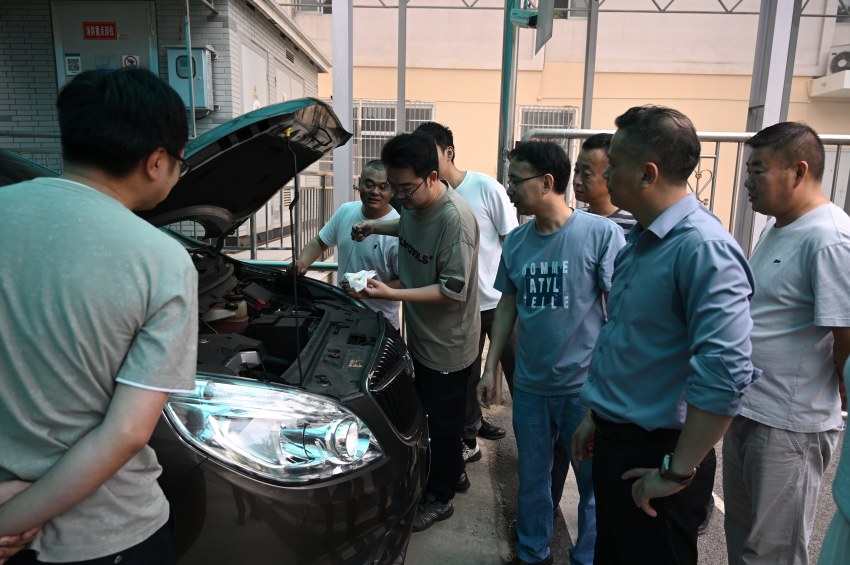 持有准駕証員工在崗位自查中排查車輛安全隱患。金堂縣煙草專賣局供圖
