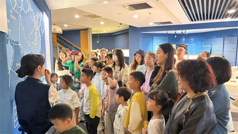 親子家庭參觀成都蜀錦織繡博物館。黃成薇供圖
