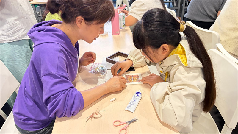 親子家庭體驗“拾錦成畫”創意手作。黃成薇供圖