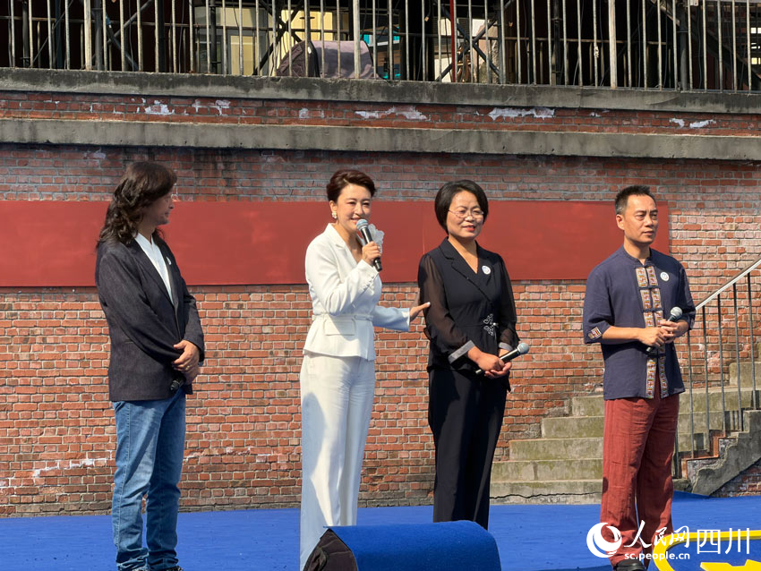 文艺志愿者分享志愿故事。实习生 成明霞摄