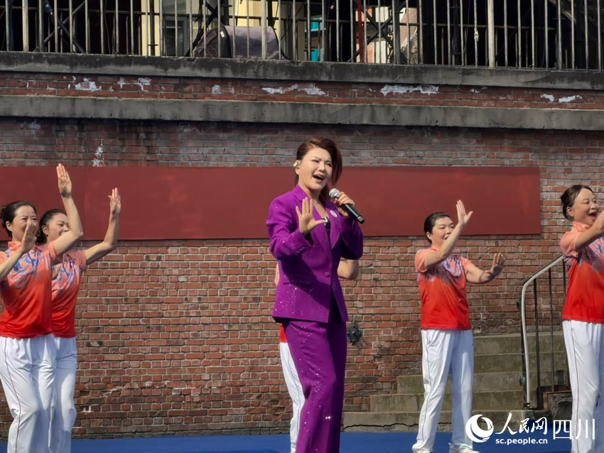 歌手乌兰图雅与基层广场舞队同台表演。实习生 成明霞摄