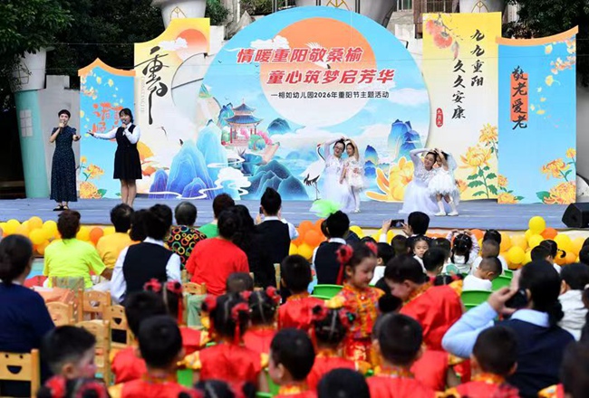 觀看節目表演。龐圓斌攝
