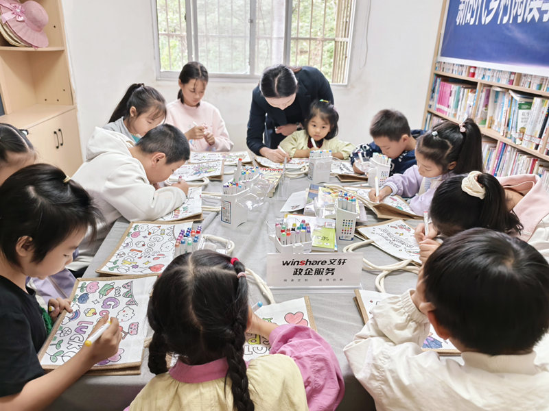 孩子們在書屋認真繪制帆布包。冷暢婷攝