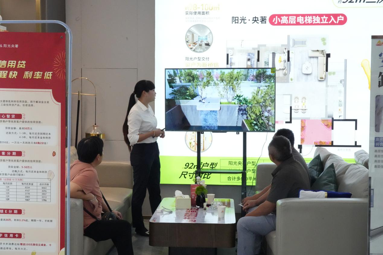 購房者了解新房購買事宜（張英 攝）