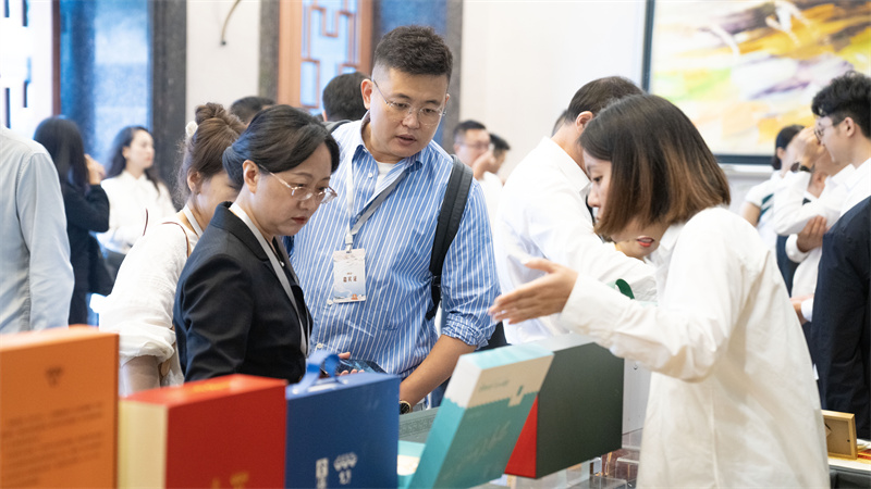 客商了解产品。什邡市融媒体中心供图