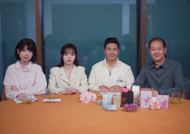 兩位嘉賓在新網銀行直播間。新網銀行供圖