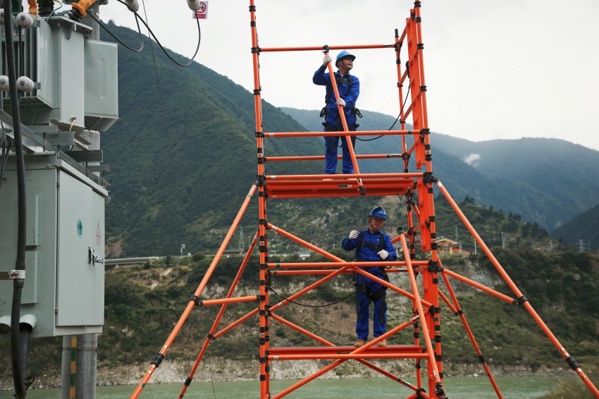 作業現場。國網甘孜供電公司供圖
