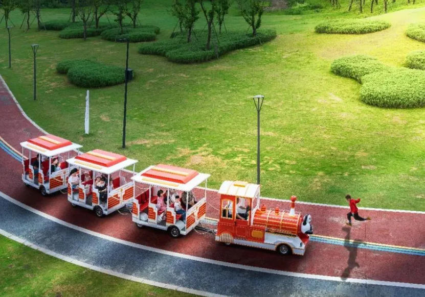 市民在北湖生態公園裡游玩