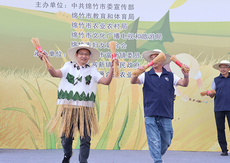 群众自编、自导、自演丰收农产品。绵竹市融媒体中心供图