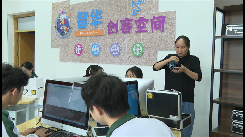 老师教学生组装机器人。青川县融媒体中心供图