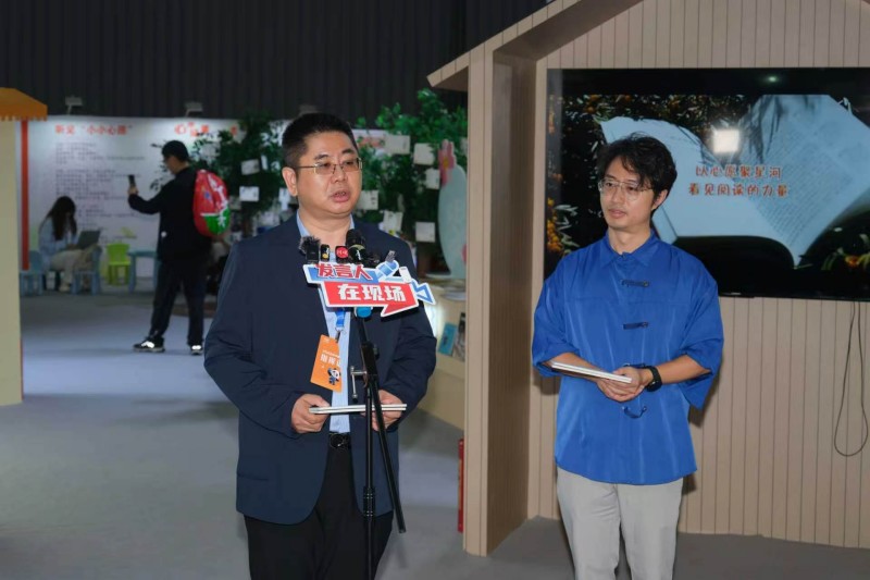 兩位嘉賓自我介紹 胡巍（左） 羅小剛（右）。四川省人民政府新聞辦公室供圖