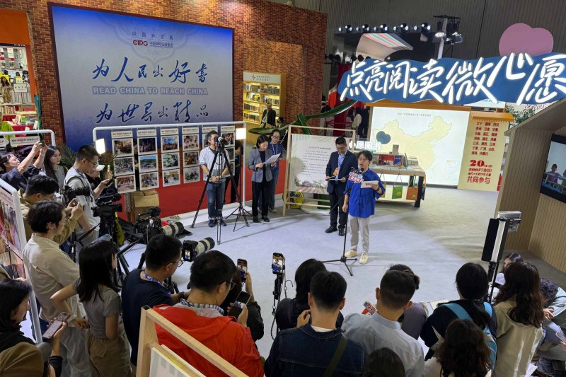 羅小剛分享逛展心得。四川省人民政府新聞辦公室供圖