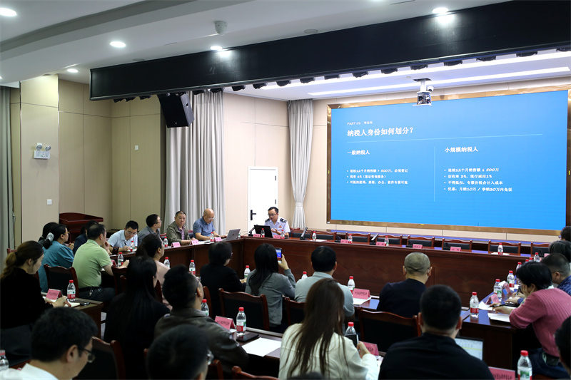 税务干部现场普法宣传税收知识。达州市税务局供图