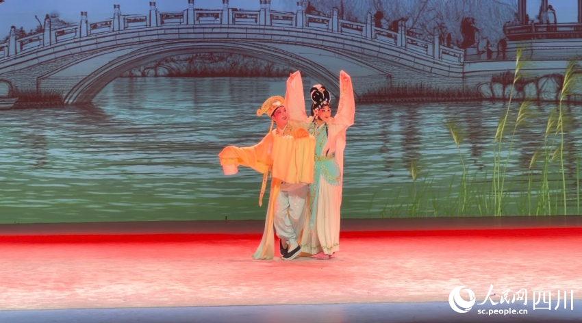 川剧经典折子戏表演。实习生 王思佳摄