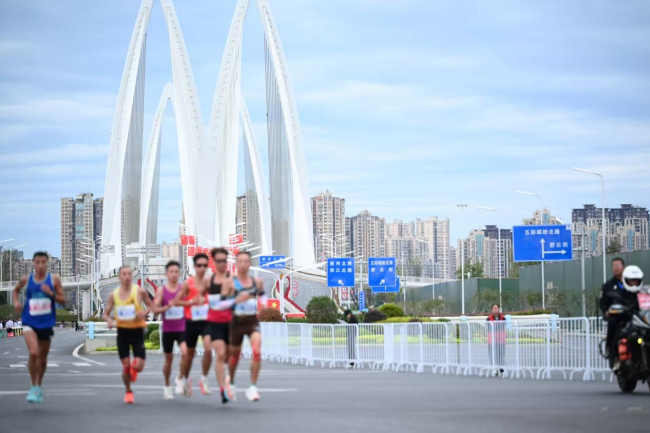 心向遂宁奔跑不停!2026遂宁观音湖马拉松鸣枪起跑(图2)