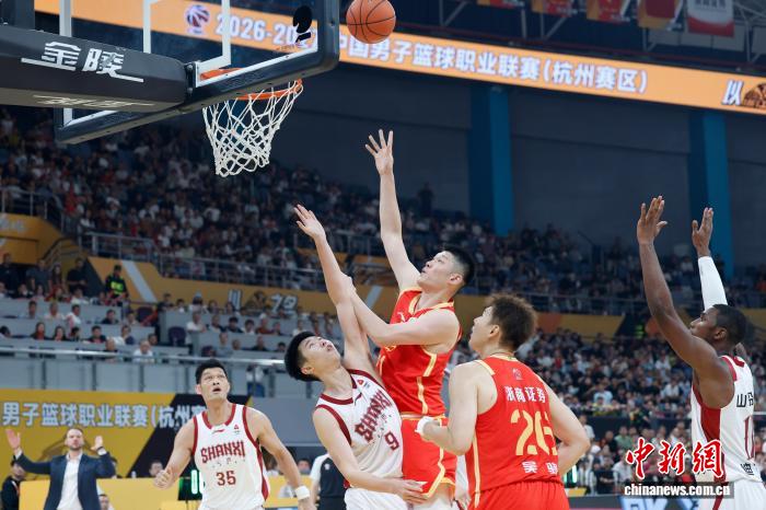 10月17日，在浙江杭州举行的2026-2027赛季中国男子篮球职业联赛(CBA)常规赛首轮比赛中，广厦队以115:109战胜山西队。图为双方球员在比赛中。中新社记者 肖健 摄