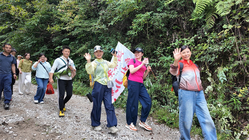游客在綿竹徒步游。綿竹市融媒體中心供圖